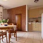 Daire Two-bedroom With Private Garden