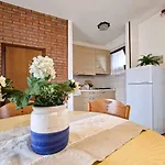 דירה Two-bedroom With Private Garden ביביונה