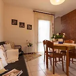 דירה Two-bedroom With Private Garden