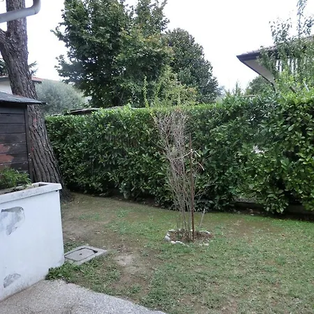 Апартаменти Two-bedroom With Private Garden Бібіоне