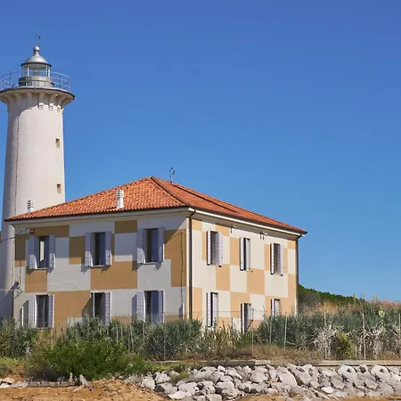 Appartamento Two-bedroom With Private Garden *