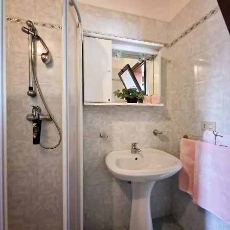 Апартаменти Two-bedroom With Private Garden Бібіоне