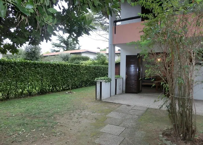 Lägenhet Two-bedroom With Private Garden