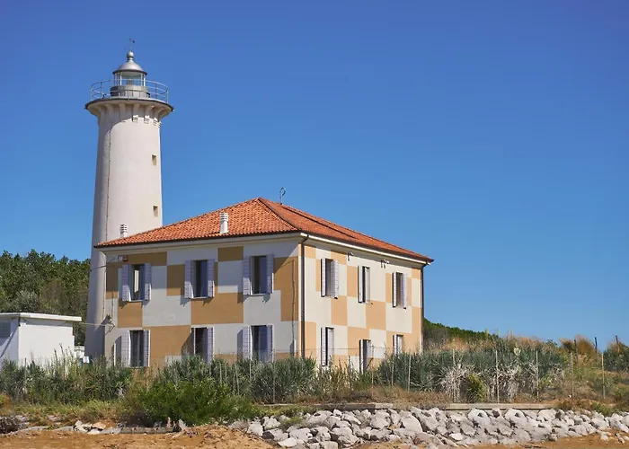 Lägenhet Two-bedroom With Private Garden *