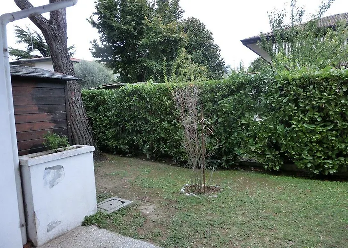 Lägenhet Two-bedroom With Private Garden