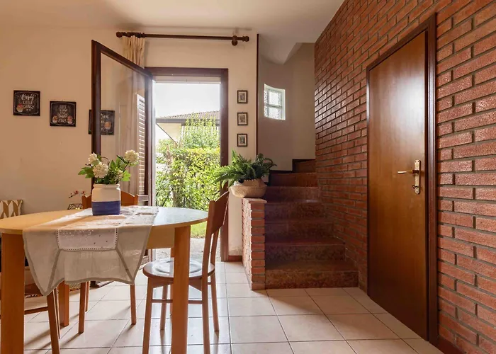 Lägenhet Two-bedroom With Private Garden *