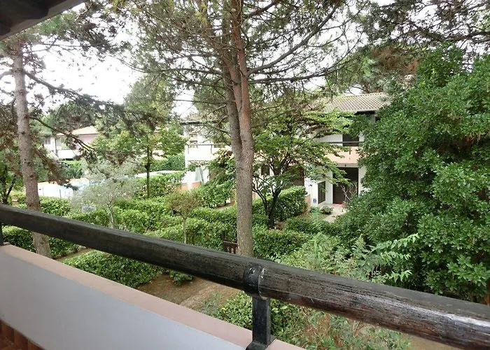 Lägenhet Two-bedroom With Private Garden *